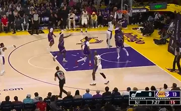 艾顿泰山压顶双手暴扣，首节出战5分钟得到6分2篮板